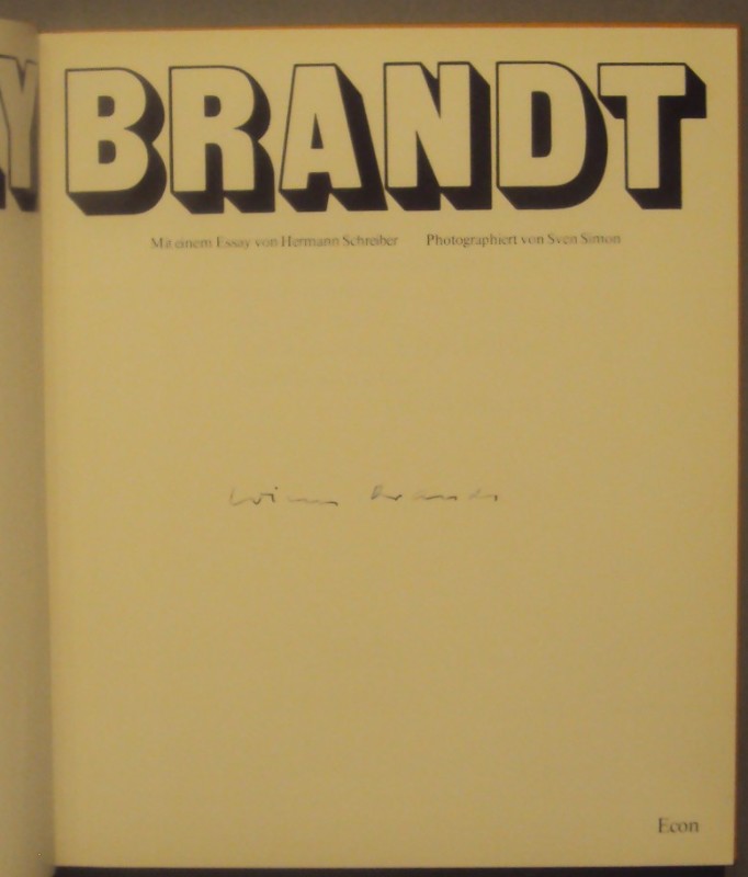 | Willy Brandt. Mit einem Essay "Anatomie einer Veränderung" von Hermann Schreiber. Photographiert von Sven Simon